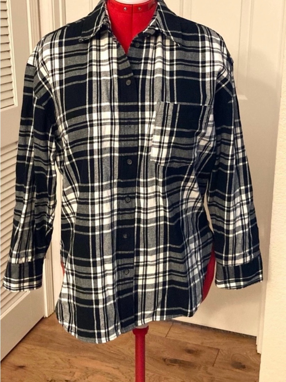 Universal Thread Black White Plaid Flannel Oversized Curved Hem Women’s Size Sm